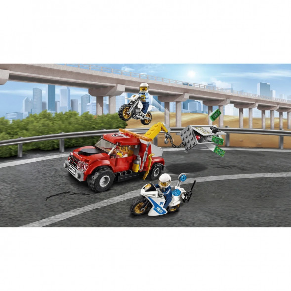 Конструктор LEGO City Police 60137 Побег на буксировщике в Самаре